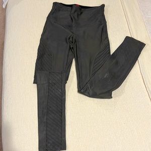 Size S Spanx deep green excellent condition.